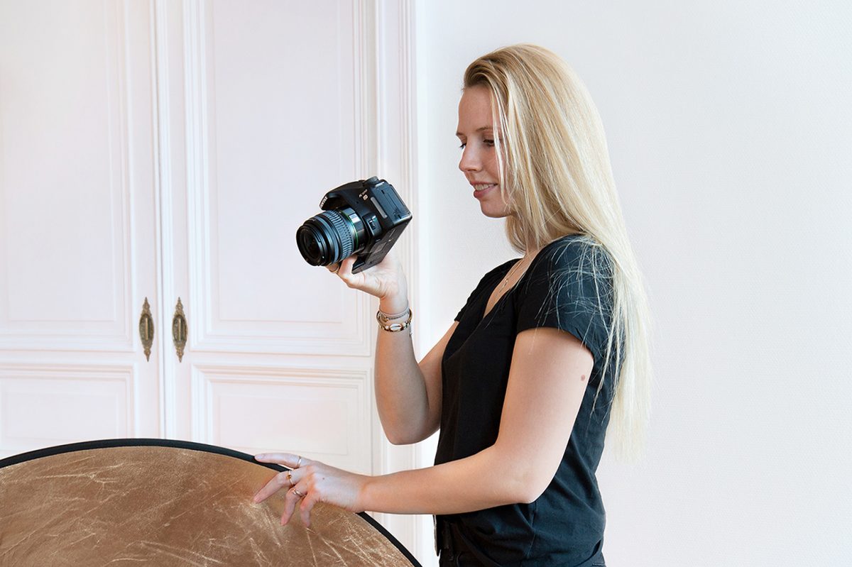 Twentyone Brands Einblick - Mitarbeiterporträt während Fotoshooting.